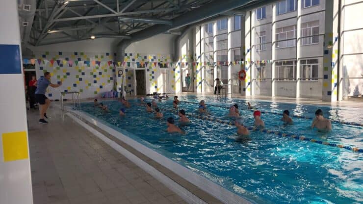 Как тренируются юные золотоношские пловцы