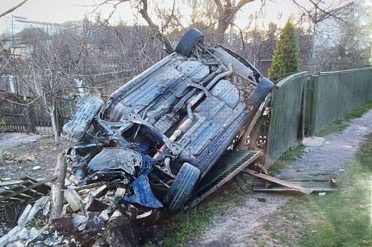 Шалена ДТП в Золотоноші: автомобіль перекинувся та врізався в паркан