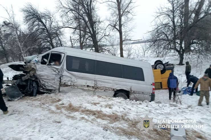 Потрійна ДТП поблизу Золотоноші: постраждали 11 людей