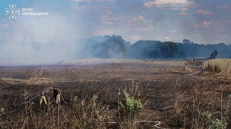 В Золотоніському районі третю добу гасять масштабну пожежу, що виникла через необережне поводження з вогнем