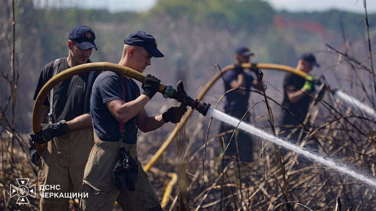 В Золотоніському районі третю добу гасять масштабну пожежу, що виникла через необережне поводження з вогнем